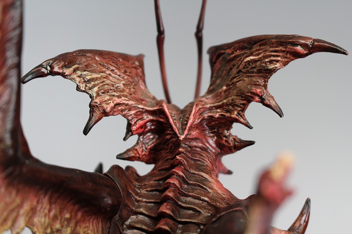 返り血を浴び続けたかのような深紅の肉体！Gecco『AMON デビルマン