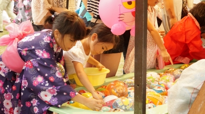 縁日を楽しむ子供たち