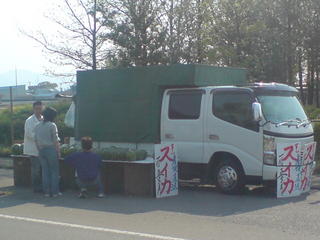 場外の西瓜売り