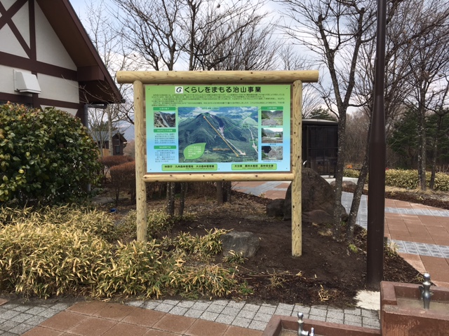 木の看板 木製看板 和風看板 ／ 角材や丸太を使用した看板 ／ 案内看板