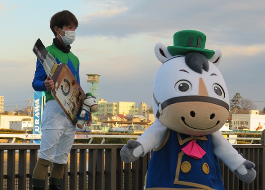 ウラワールが、浦和競馬オリジナルイチローズモルト贈呈！ | 南関魂