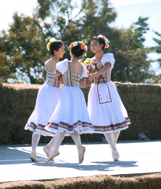 三人で踊る