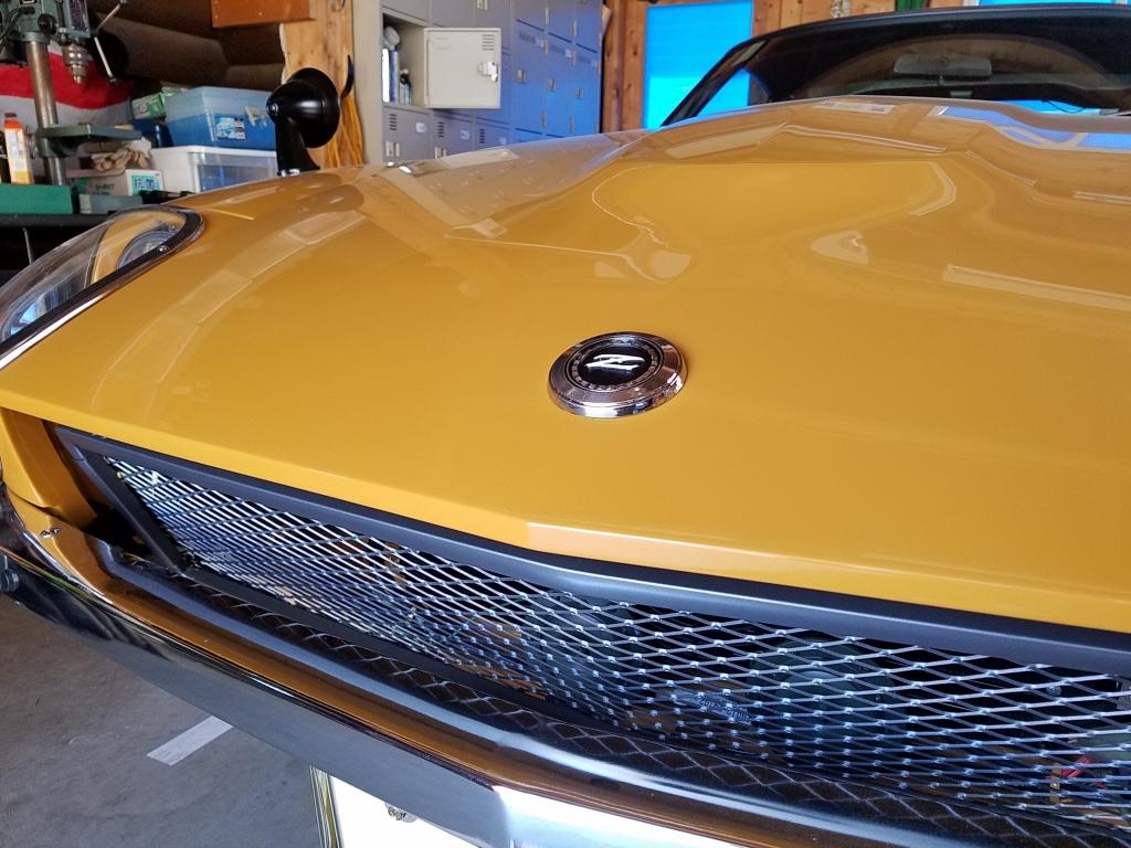 ボンネットエンブレム取付け | Fairlady Z S30Z 1970年(昭和45年)式