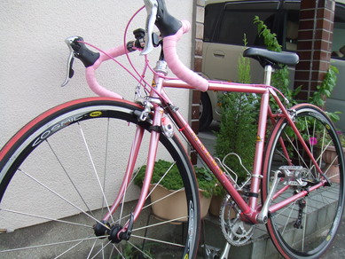 ピンク色のロードバイク ここいろまろん