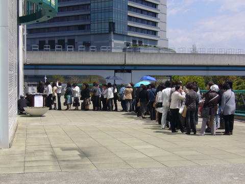 ここで整理券を貰い、時間がきたら入場を待つ場所