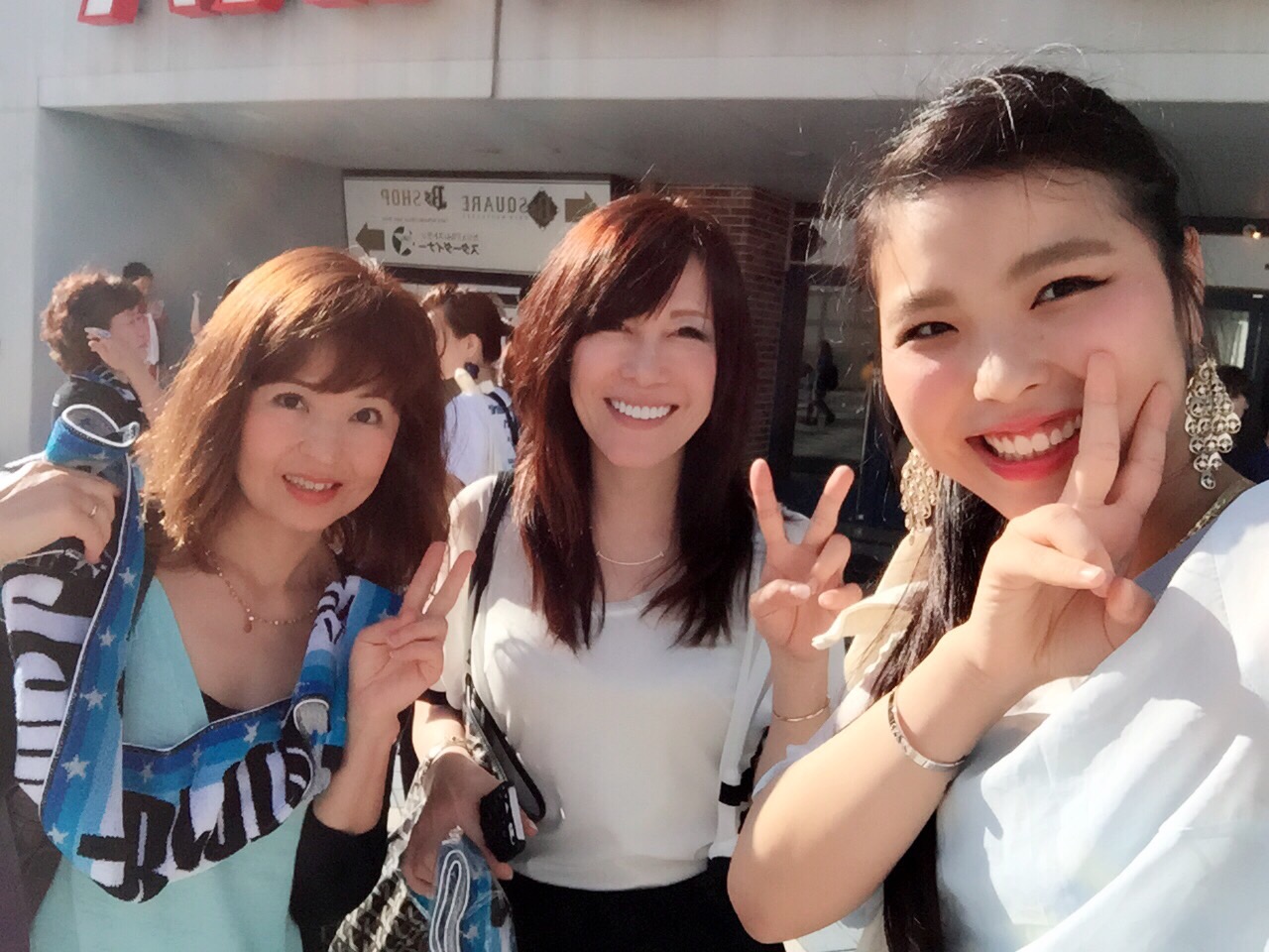 3代目初めてのドームツアーで楽しかったし、綺麗なテープをMOMOKAがGETした。 これって取り合いなったら ぐちゃぐちゃになるけど、たまたま1枚降ってきた。
