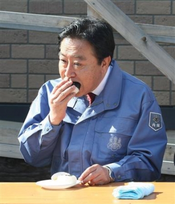 島で「まいう〜!」 首相視察三昧+