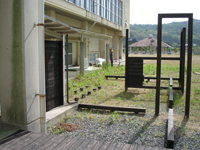 作品の周りにも草がぼうぼうです。