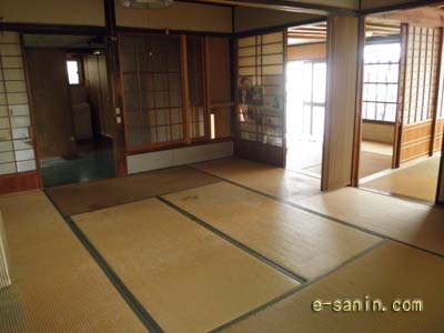 ダイニング前