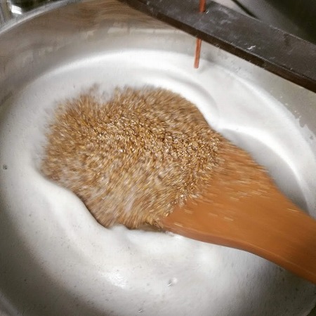 麦芽を撹拌中