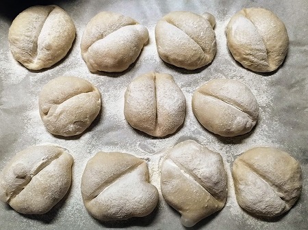 いちごヴァイツェンの酵母でパンを焼いてみました