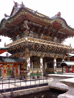 日光を模した門
