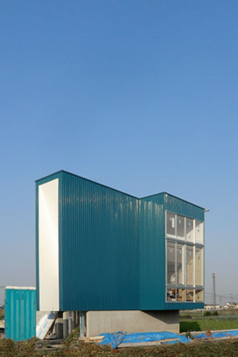 群馬県 太田市 伊勢崎市 桐生市 尾島 青い外壁 家 コンクリート 建築家 建築設計事務所 デザイン 大きい窓