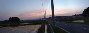 栗駒と若柳有賀の田植え夕景