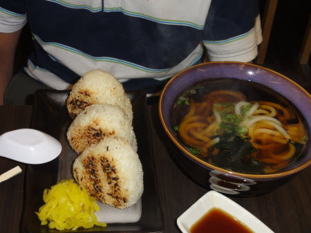 シンガポールのうどんと焼きおにぎり