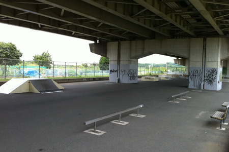 2011.07.24:新見沼大橋有料道路下スケートパーク;全景
