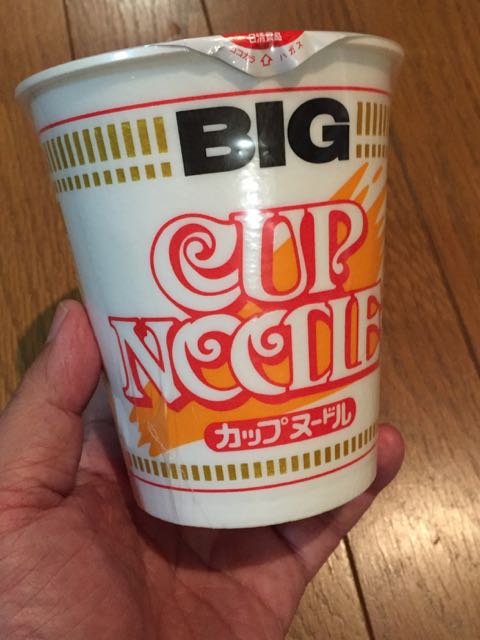 手に持ったカップヌードル