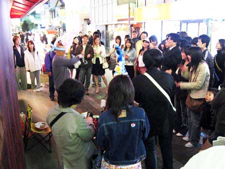 風船おじさん 路上パフォーマンス
