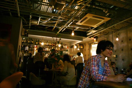 基地バー 東京基地 吉祥寺 店内