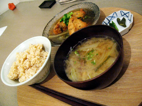 base cafe floor マクロビオティック 玄米菜食 玄米ごはんとお味噌汁