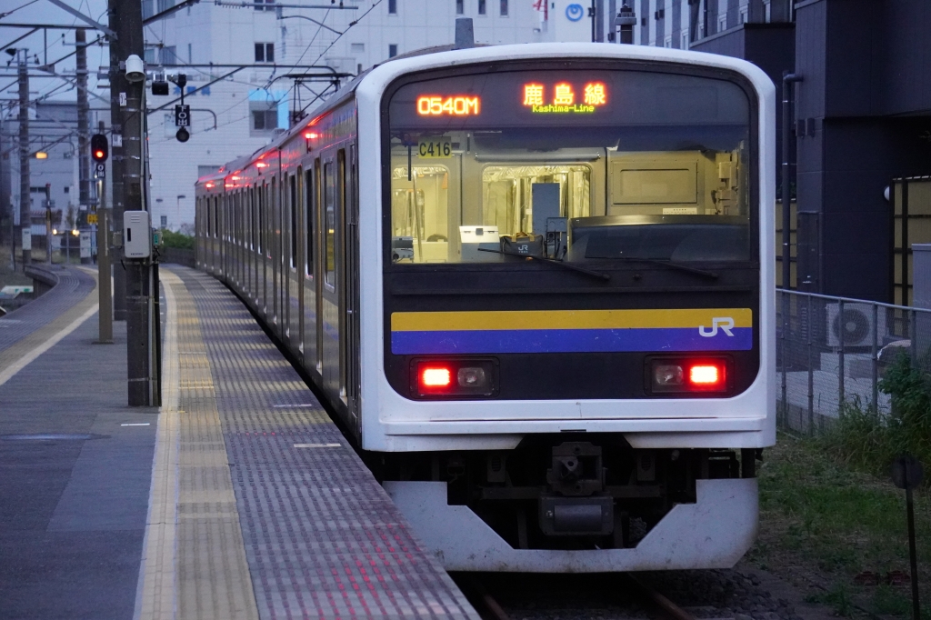 JR佐原駅0番線の鹿島線と小野川沿いの風景 | ヂーゼル機関車