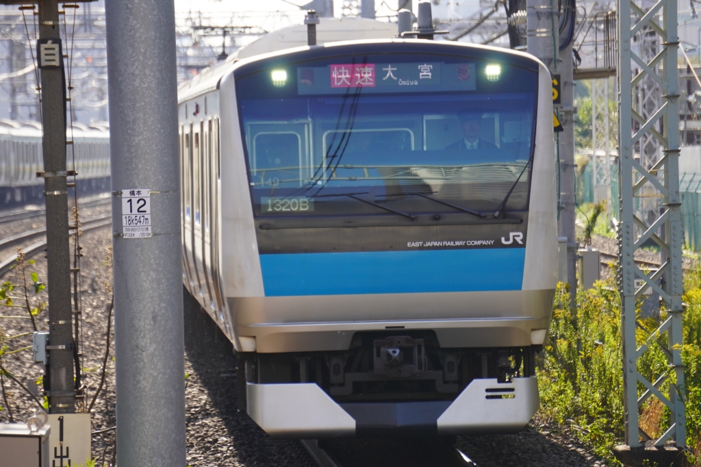 JR川崎駅4番線とJR品川駅3番線の京浜東北線E233系電車