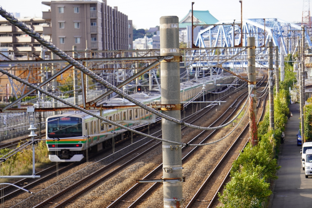 JR鶴見駅の京浜東北線・鶴見線・通過線の写真と鶴見川 JR鶴見駅の京浜東北線・鶴見線・通過線の写真と鶴見川