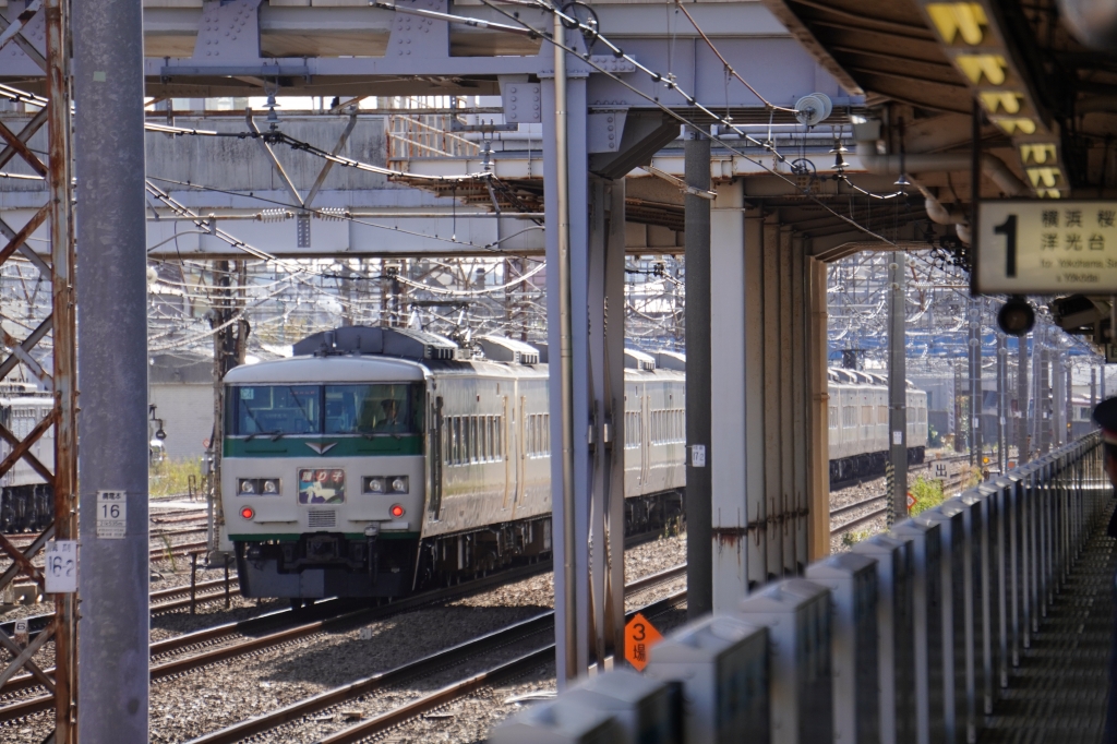 JR鶴見駅の京浜東北線・鶴見線・通過線の写真と鶴見川 JR鶴見駅の京浜東北線・鶴見線・通過線の写真と鶴見川