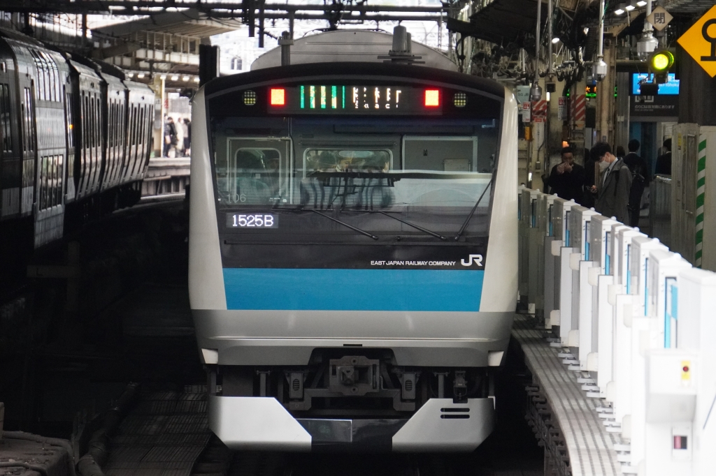 JR新橋駅3番線を走り去る京浜東北線(南行)の電車 | ヂーゼル JR新橋駅3番線を走り去る京浜東北線(南行)の電車 | ヂーゼル
