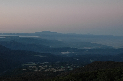 朝、月山
