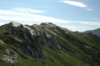 燕岳から燕山荘を望む