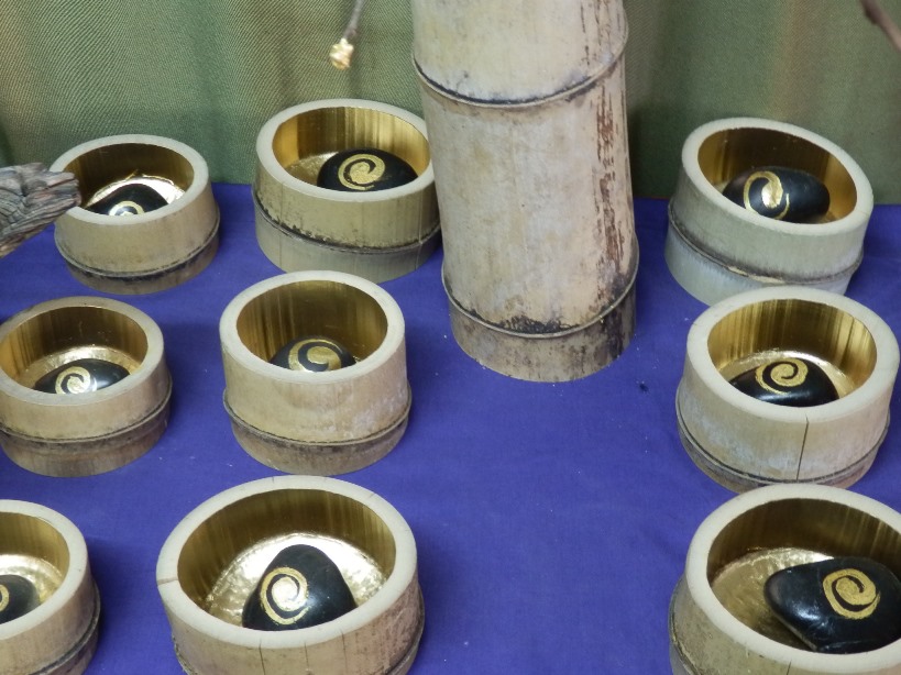 渦石と金箔竹器