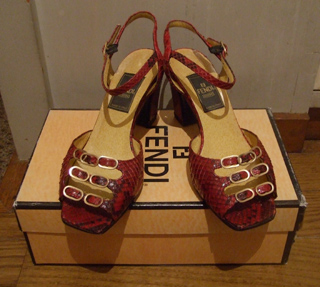 FENDI ピンク ヘビ革サンダル