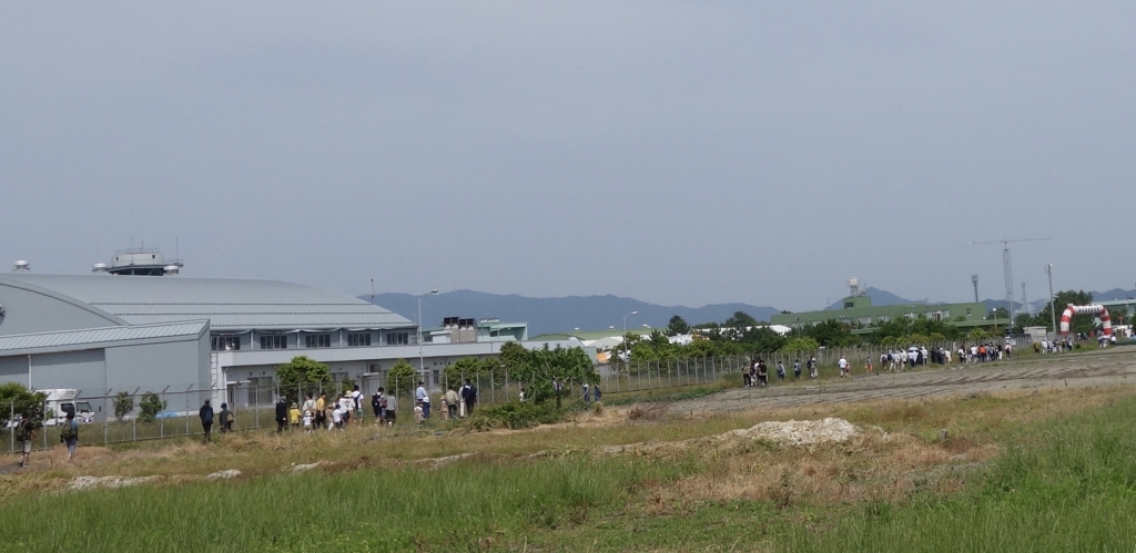 く2