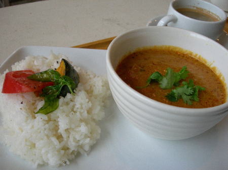 私は、チキンとトマトのカレー。