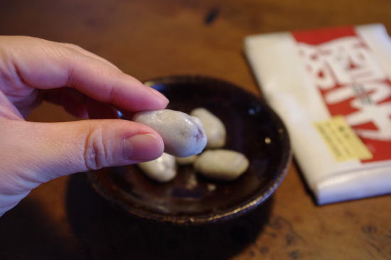 駄菓子屋のアンコ玉を思い出すようで、いや、もっと上品な味ですけど。