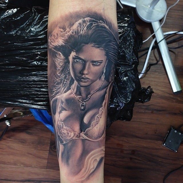 >Adriana Lima tattoo