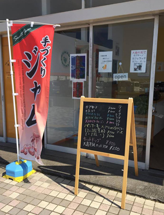 にぎやかな岡田港01