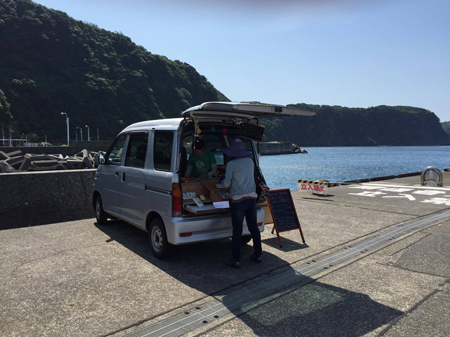 にぎやかな岡田港02