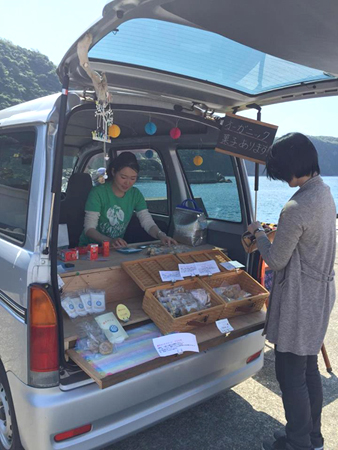 にぎやかな岡田港05
