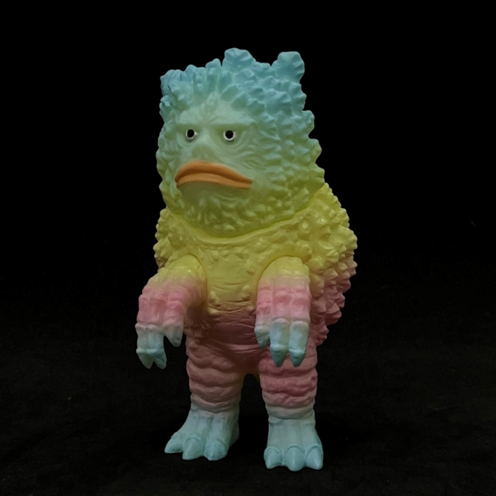 one up. カネゴン グリーン oneuptoy maxtoy