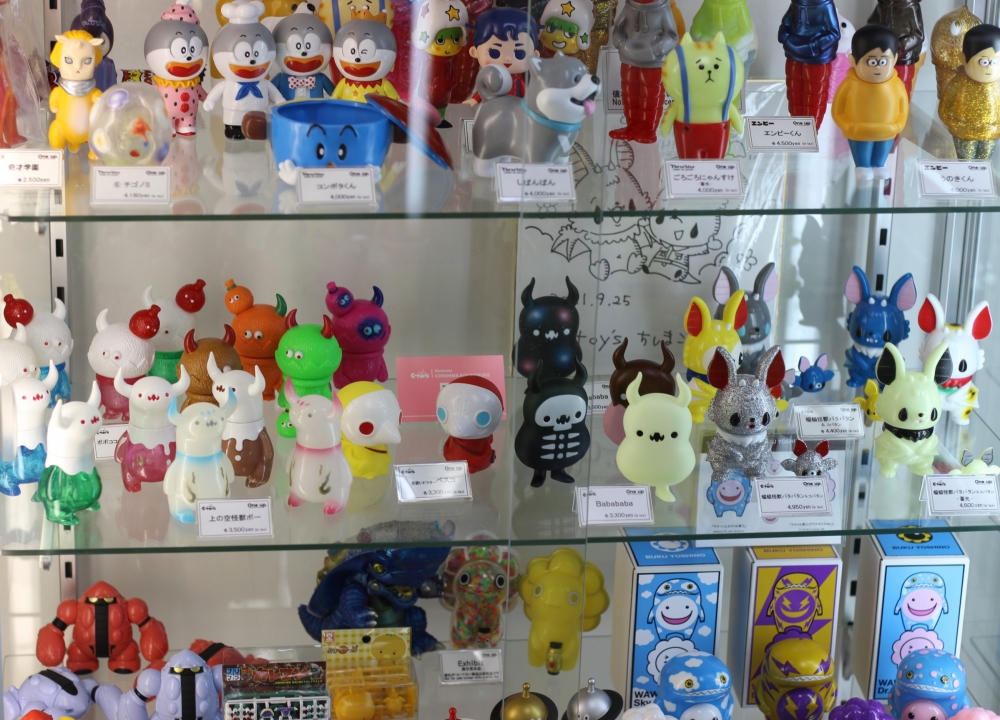 C-toys ちしまこうのすけさんより One up.秋葉原店に 上の空怪獣