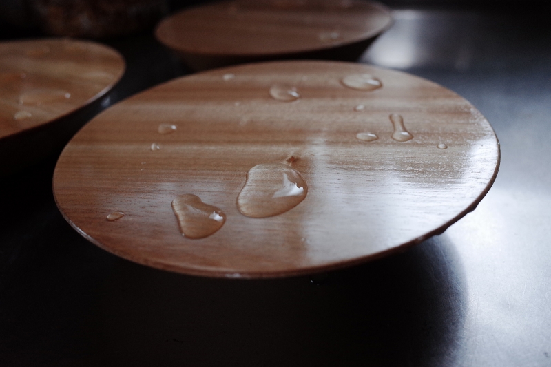 お湯をかけた時の水分がはじく様子