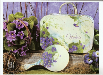 菫のバッグと鏡の画像