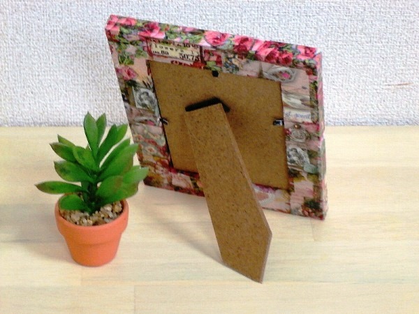 薔薇と蝶柄のフォトフレーム裏から見た画像