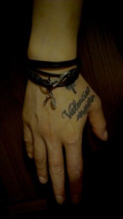 bracelet-hand