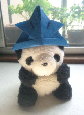 ぱんこ 兜をかぶる