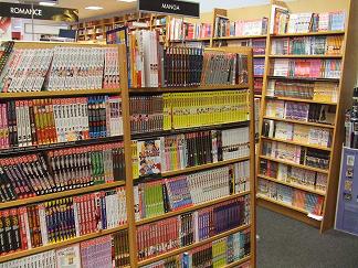 アメリカの書店で棚8つを占めるは日本の漫画 Shuzlog