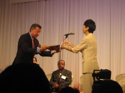坂本春生愛・地球博副会長より賞の授与を受けるマルティス大使