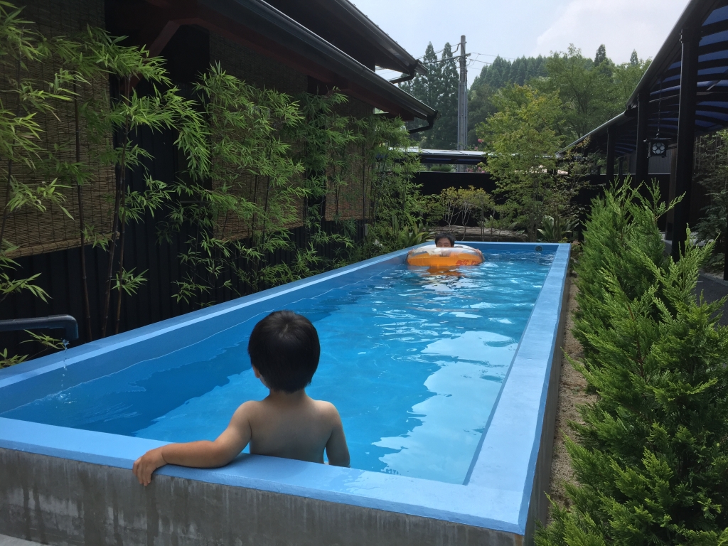 プール開きしてますよ！！